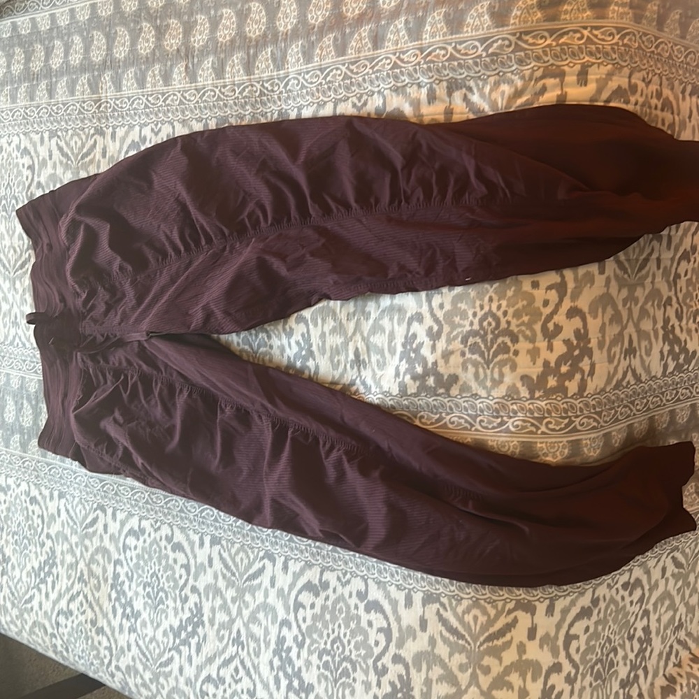 Lululemon maroon joggers size 6